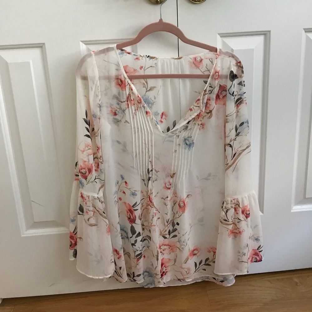 Floral 2pc WHBM blouse. Pretty can be separated. M